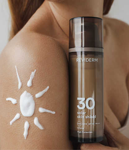 Solar Skin Shield SPF 30 Sonnenfluid mit Kollagenschutz und leichter Textur für empfindliche Haut